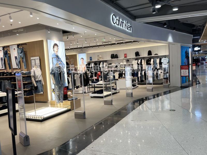 Calvin Klein klädbutik installerar Cubic Beauty klädspärr AM7806