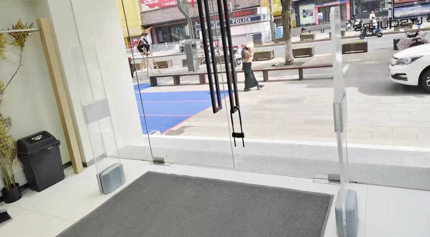 AM&RFID dubbelfrekvens: Intelligent säkerhet för kläddetaljhandeln.